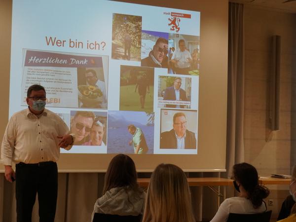 Stadtpräsident Jürg Aebi (höchst persönlich) auf Besuch bei den 3. Sek Schülern in Sempach.