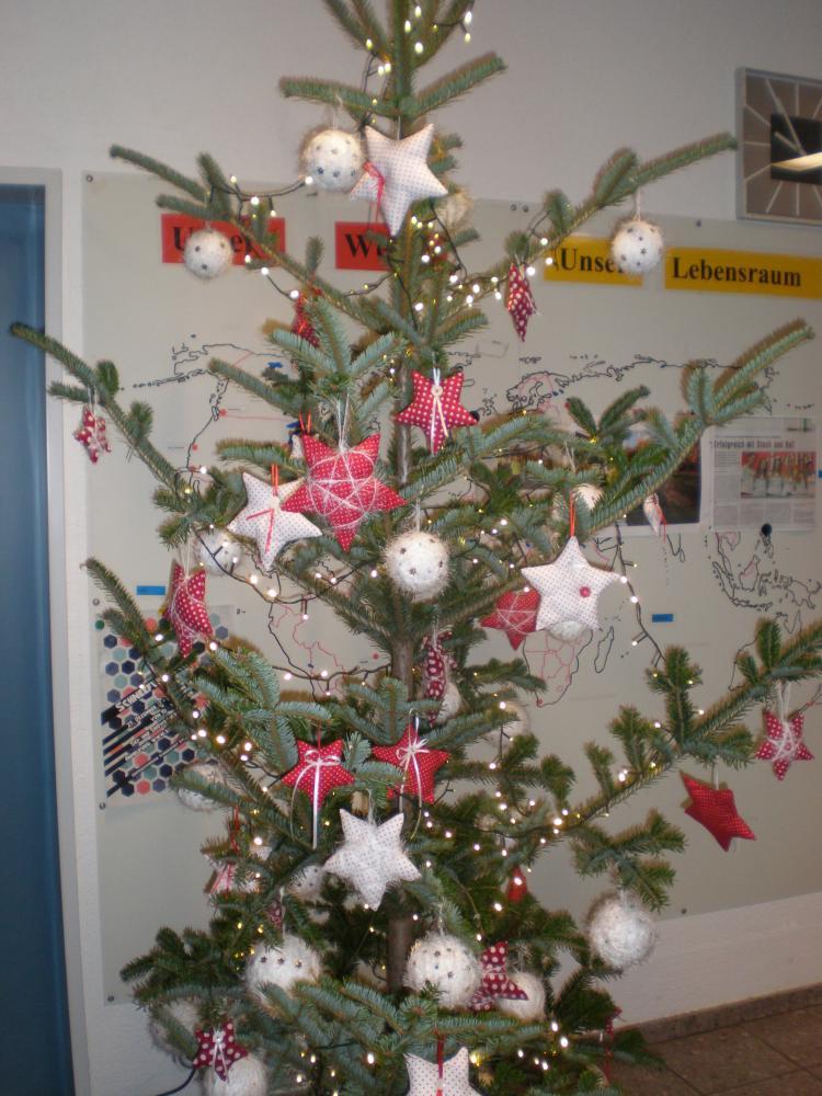 Flinke Hände schneiden, nähen, stopfen, verzieren und dekorieren - auch in der Vorweihnachtszeit. Wir wünschen allen Frohe Weihnachten, einen guten Rutsch und erholsame Ferien!