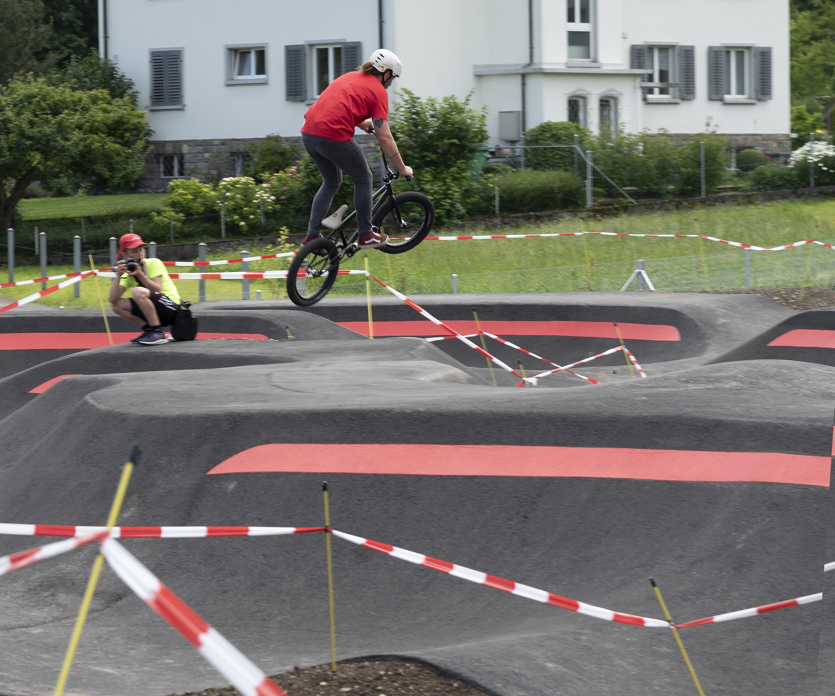 Mitarbeiter der Velosolutions zeigen ihr Können auf der Pumptrack.