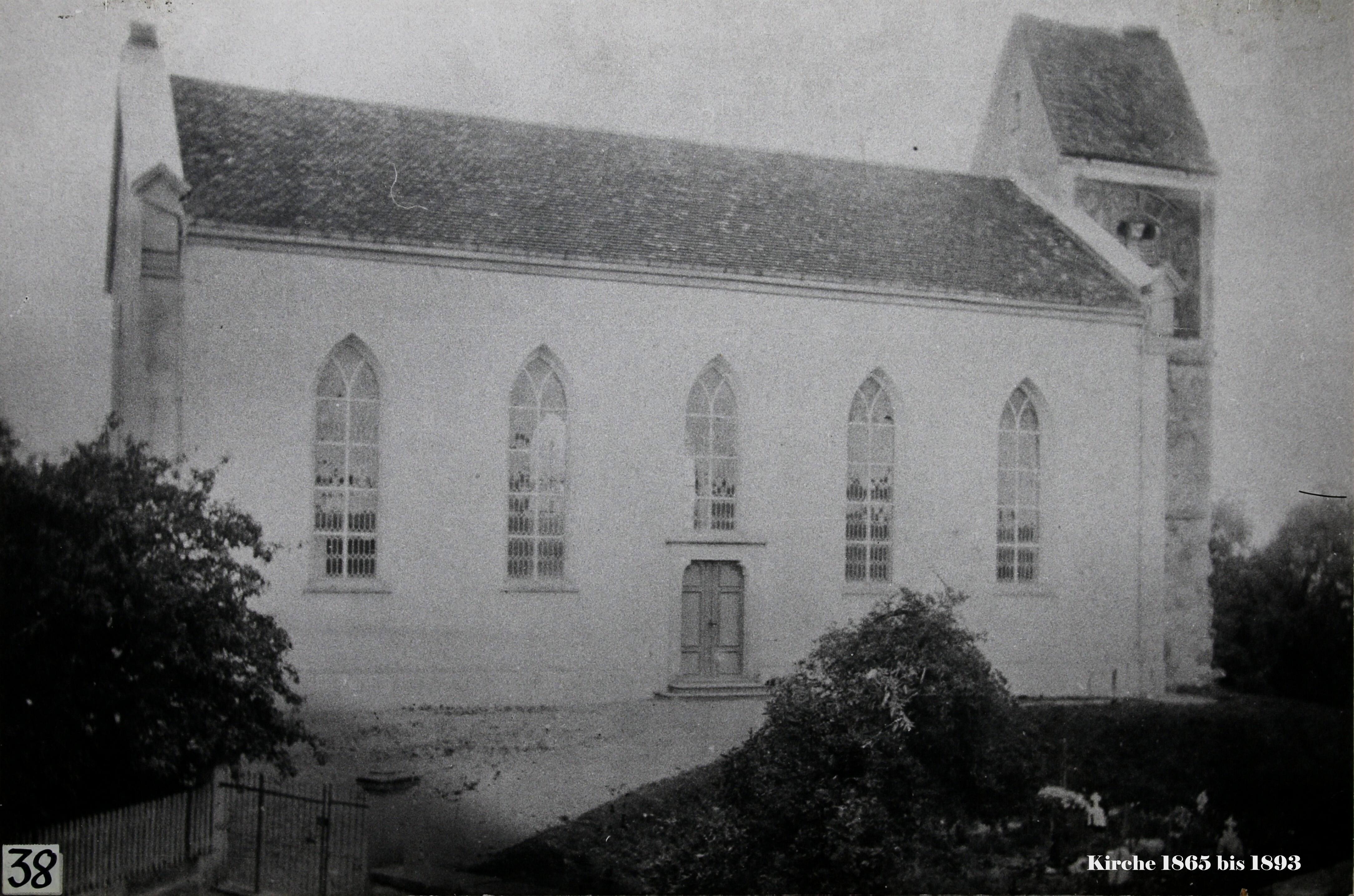 ref. Kirche, zwischen 1865 und 1893. Der uralte Turm steht klein und gedrungen vor dem grossen, neuen Kirchenschiff