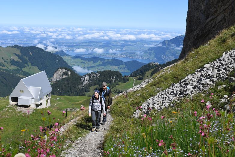 Wanderer unterwegs auf der Via Urschweiz