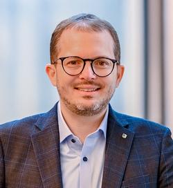 Marco Planas, Bildungsreferent