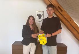 Handshake zwischen Präsidentin Filiz Di Liberto und Finn Briner
