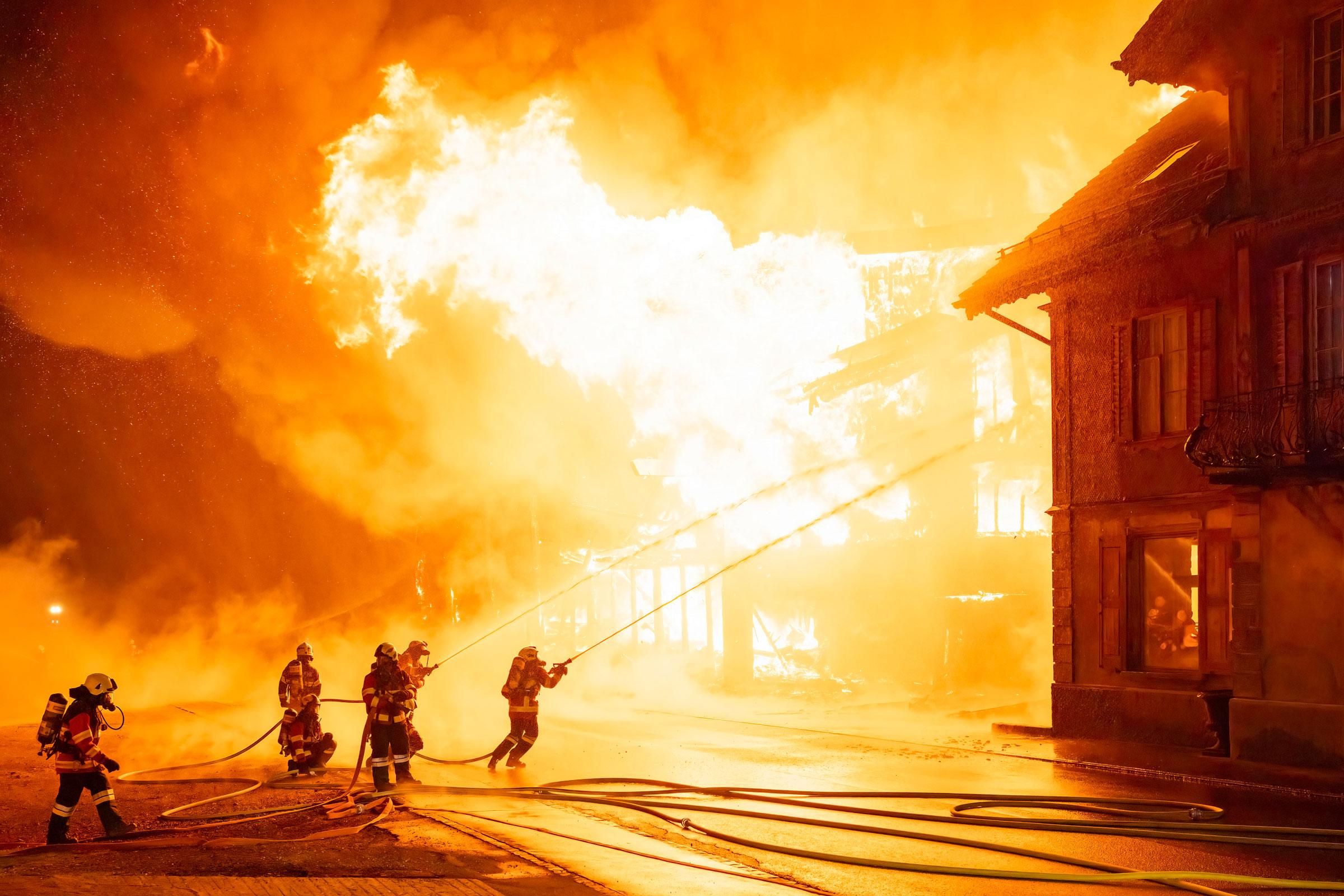 Bei einem Grossbrand in Wolfenschiessen kämpfen über 200 Einsatzkräfte aus acht Feuerwehren stundenlang gegen haushohe Flammen, sengende Hitze und starken Funkenflug.