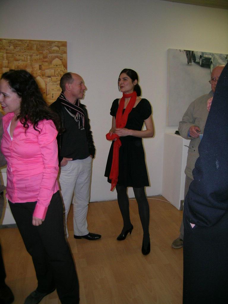 Myriam Arnelas, 5. März - 4. April 2009
Der verschleierte Blick

Myriam Arnelas verfolgt weibliche Körper auf den Strassen Kairos, auf der Suche nach deren Geheimnis. Ihr fotografisches Auge folgt Frauen, die sich, manchmal in Begleitung von Männern, in der Öffentlichkeit, in Kairos Alltag verhalten. Im von Hitze, Verkehr und Lärm dominierten Alltagschaos hält Arnelas inne und friert in schnappschussartigen Momentaufnahmen Gesten und Körperhaltungen ein. In Arnelas Gemälden bleibt der Charakter der fotografischen Vorlagen erhalten, erschaffen aber durch ihre malerische Qualität reiche Gefühlswelten. Der weibliche Körper wird zum Träger von Befindlichkeiten, der Gefühle, Wünsche und Sehnsüchte zum Ausdruck bringt. Arnelas situiert das Geheimnis der Ägypterinnen in ihren Körperhaltungen. Unser Blick fällt auf die durch die Strassen Kairos schreitenden Frauenkörper, die trotz verhüllender Kleidung, Sinnlichkeit und Lebensfreude, aber auch Melancholie oder Langeweile vermitteln. Gleichzeitig realisieren wir, dass wir von den Frauen nie oder nur indirekt angesehen werden, zum Beispiel wenn der junge Begleiter einer verhüllten Ägypterin uns direkt anschaut, während sie ihr Gesicht abwendet. Arnelas verwendet das Gestaltungsprinzip der Transparenz und Verschleierung - die zahlreichen übereinandergelegten dünnen Acrylschichten lassen hinter den Figuren Hintergründe durchscheinen - um uns auf Distanz zu halten. Der islamische Frauenalltag wird von Arnelas feinfühlig, stimmungsvoll und sinnlich ins Bild gesetzt - zugleich bleibt diese Welt unnahbar und exotisch. Myriam Arnelas blickt auf das Fremde, gleichzeitig blickt in ihren Bildern das Fremde auf uns und verbindet sich mit uns, indem es sich mit unseren eigenen Gefühlen und Wahrnehmungen verknüpft. 
