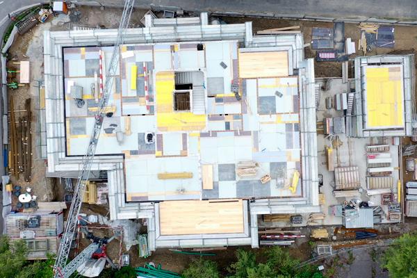 Blick von oben auf eine Baustelle