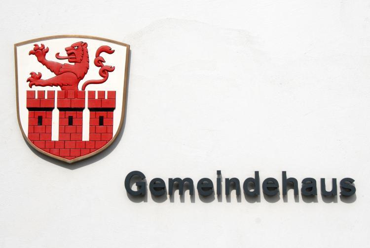 Schild Gemeindehaus mit Muttenzer Wappen

