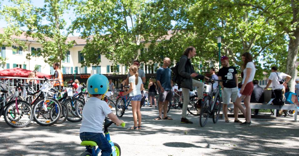 la bourse aux vélos sur la place de l'Église à Confignon