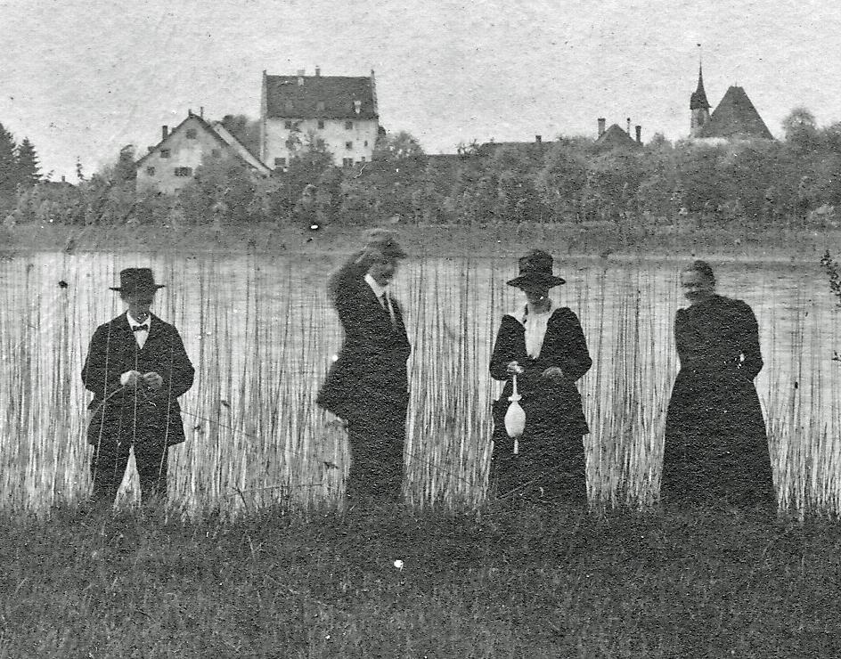 Für die Reichen galt es auch auf einer Landpartie mit Gästen, standesgemäss gekleidet zu sein. Im Hintergrund das Schloss und die Kirche.