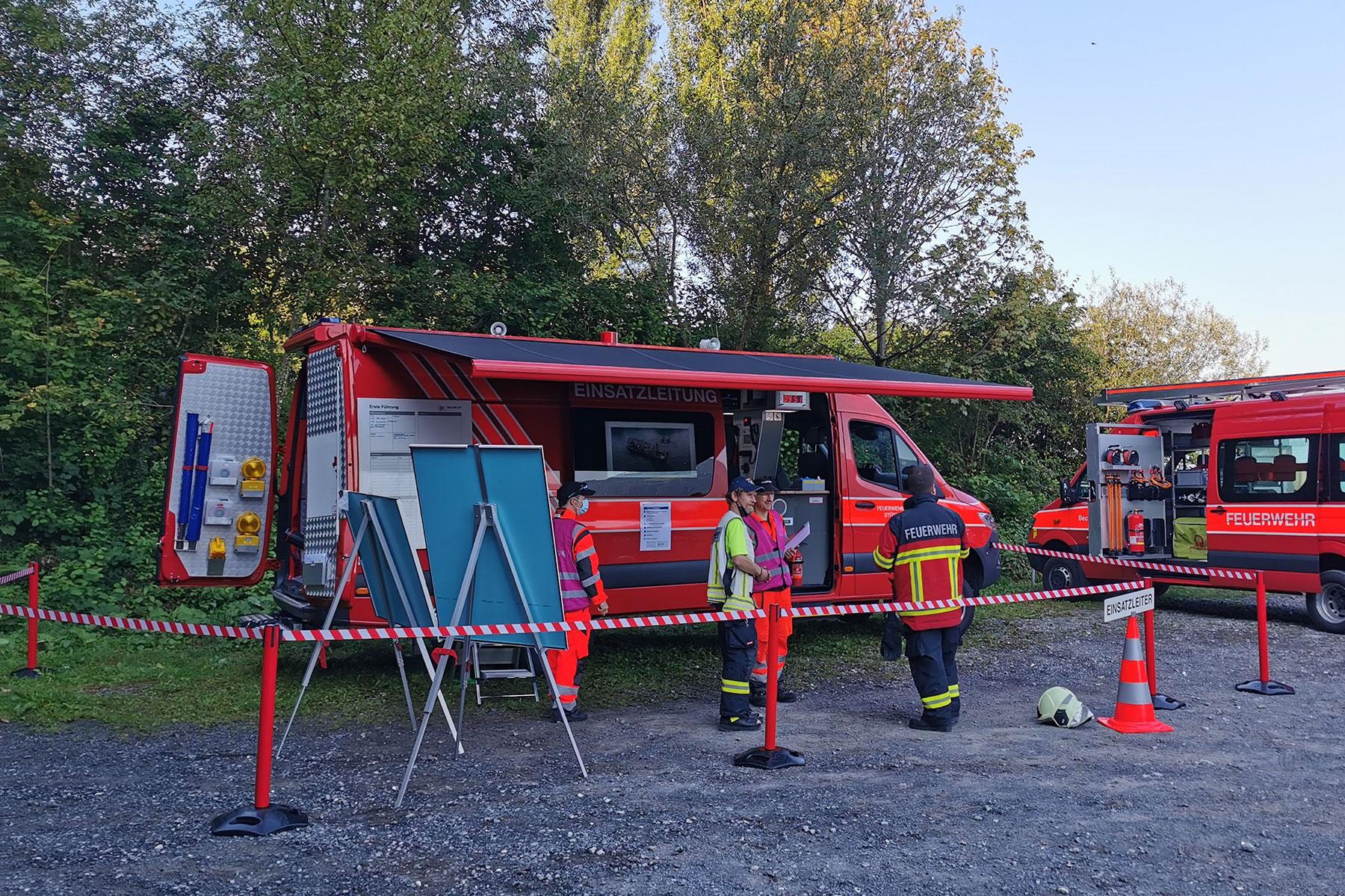 Anlässlich einer Seerettungsübung steht die Gruppe Führungsunterstützung mit dem Einsatzleitfahrzeug in Beckenried im Einsatz.