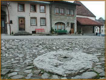 Le Pilori devant la maison Chalamala