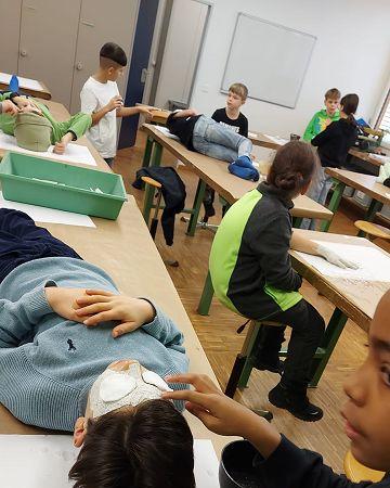 Gipsmasken entstehen