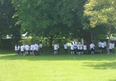 Der "Flash-Mob" vom Freitagmittag - ein eindrücklicher Tanz von spontan zusammen gekommenen Gleichgesinnten - hat gehalten was er versprochen hat. Ein super Spektakel von über 800 Schülerinnen und Schülern aus über 50 Schulklassen, kreiert und geleitet von Christa Rytz vom Dance Center Langenthal und vorgetragen auf dem Kreuzfeld-Rasen vor geschätzten gut 1000 Zuschauern. Super, wie sich alle ins Zeug legten und mit eindrücklichen Formationen herrliche Bilder darstellten. Lang andauernder Applaus des Publikums belohnte Schüler und Lehrkräfte für die geleistete Vorbereitungszeit in den Klassen - und obendrein ergaben die beiden Proben vom Donnerstag und Freitag sowie die Vorführung selber rund 45'000 Bewegungsminuten für "Langenthal bewegt". So kam man bis Freitagmittag auf insgesamt etwas mehr als 170'000 Bewegungsminuten, mit leichtem Vorsprung für die männlichen Teilnehmer.
Und nun liessen sich die Langenthalerinnen und Langenthaler nicht lumpen: zuerst lieferten die Berufs- und Mittelschulen vom "Hard" ihre an drei Tagen gesammelten Bewegungsminuten ab, und dann machten sich am Freitagnachmittag nochmals zahlreiche Schulklassen, Gruppen, Familien und Einzelpersonen auf die verschiedenen Strecken, während auf dem Kreuzfeld die jüngsten Fussballer des FCL in ihrem traditionellen Turnier eifrig Minuten sammelten - und siehe da: mit den letzten Rückkehrern wurde das ehrgeizige interne Ziel von 200'000 Minuten mit insgesamt 202'295 registrierten Bewegungsminuten übertroffen. Im "Duell der Geschlechter" haben die männlichen Teilnehmer ihre Führung vom Mittwoch und Donnerstag nicht mehr abgegeben: 106'529 zu 95'766 lautet das Endergebnis.
