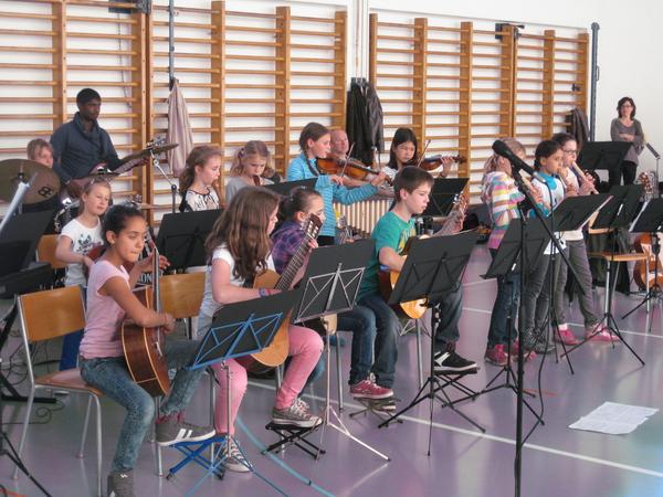 Kinder musizieren