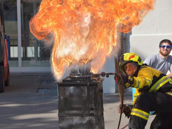Ölbrand mit Wasser löschen