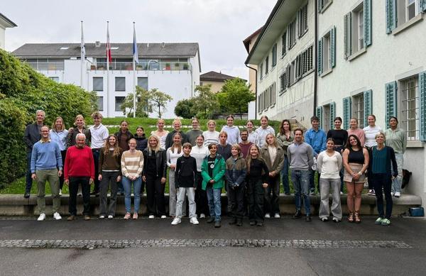 Sportlerinnen und Sportler vor dem Gemeindehaus