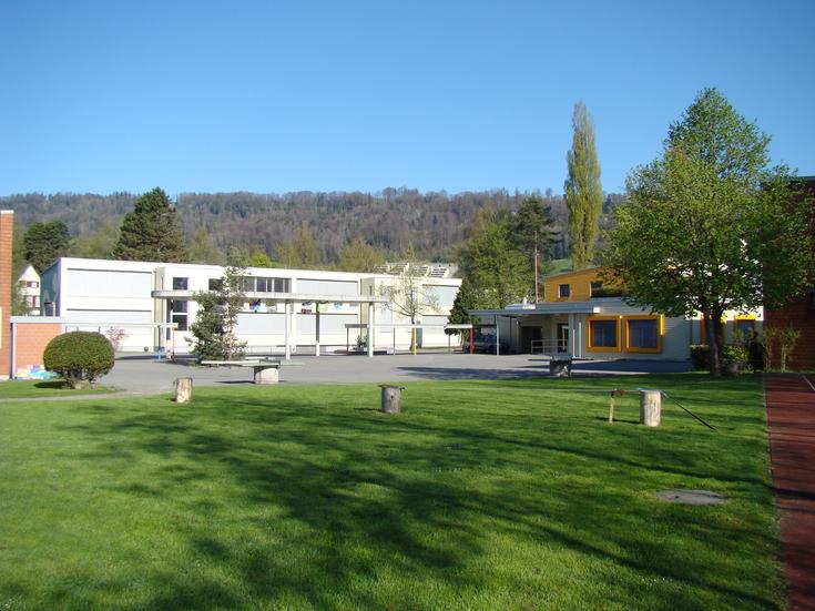 1965 entstand das Muoshofschulhaus, das im Jahre 1973 und dann wieder 1977 erweitert werden musste. 2003/04 wurde die Anlage mit zwei Pavillons ergänzt. Aufgrund der Unwetterschäden vom August 2005 wird das Oberstufenzentrum zur Zeit renoviert.