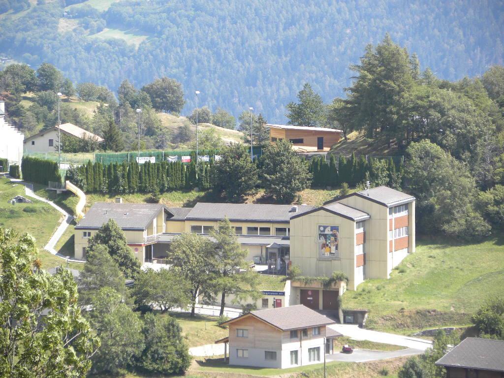 Schulhaus mit Turnhalle