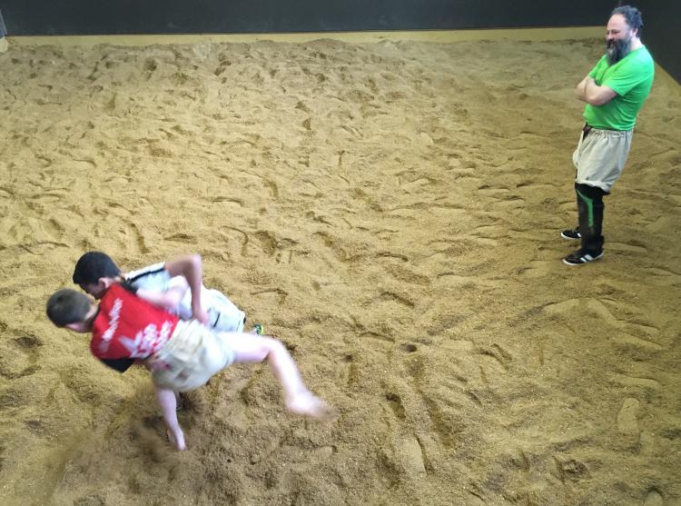 Am Dienstag Nachmittag gingen wir schwingen .
Es fand im Sälischulhaus statt, also dort trafen wir uns mit den Velos.
Wir spielten Sitzball, danach stellte sich Gregor vor. Er zeigte uns einen Schwung, den wir dann nachmachten. Er hiess kurz, dann machten wir Krottendrehen. Ich gewann mit Helena und Emma. Wir machten ein Schwingfest, also ein Turnier. Als wir fertig waren, zogen wir uns um. Es war toll.


Beat und Clemens
