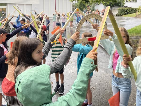 Schülerinnen und Schüler stehen Spalier
