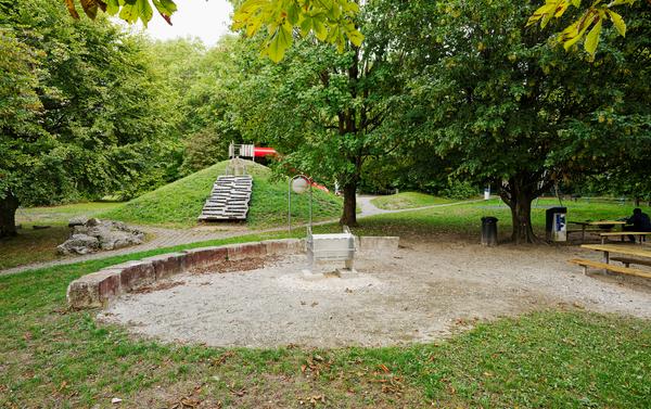 Grillstelle und Spielplatz bei Dorfhalle Jurablick