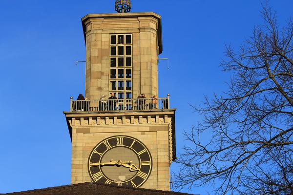 Kirchturm im Herbstlicht
