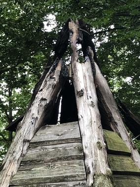 Die Spitze des Tipis ist fast abgebrannt.