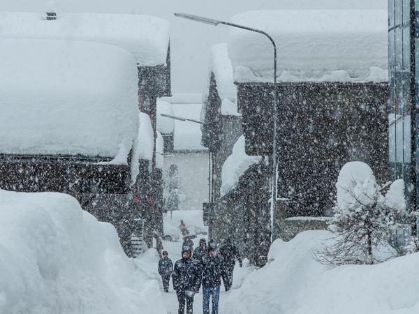 Die Bahnhofstrasse mit grossem Schneefall