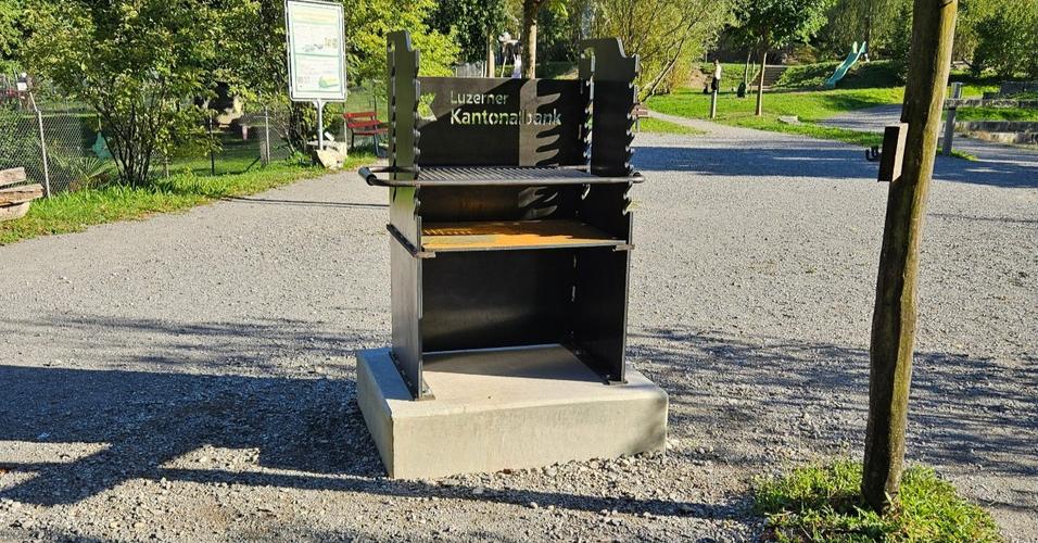 Neuer Grill auf Themenspielplatz.