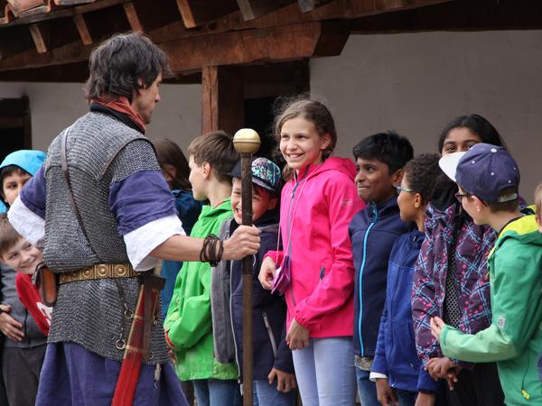 Kinder mit Legionär