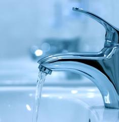 Wasser, das aus einem Trinkhahn fliesst