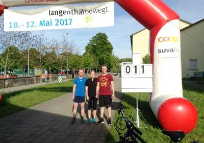 «Zäme bewege» - Das Motto zum diesjährigen «langenthal.bewegt» ist gut angekommen. Bereits am ersten Tag sind zahlreiche Gruppen zum gemeinsamen Minuten-Sammeln im Event-Zentrum «Kreuzfeld» angetreten. Selbstverständlich sind aber auch Einzelpersonen und individuelle Bewegungs-Aktionen jederzeit willkommen. Das Resultat der ersten 5 Stunden von «langenthal.bewegt» 2017 = 23'754 Bewegungsminuten. Zum Resultat vom Vorjahr fehlen somit noch rund 180'000 Minuten. Das schaffen wir!

Gruppen-Selfies finden Beachtung - Die Idee, von jeder Gruppe beim Antreten ein Foto zu schiessen und auf einen Grossbildschirm zu laden, kommt bei den Leuten gut an. Immer wieder werden die endlos abgespielten Bilder betrachtet und natürlich nehmen alle registrierten Gruppen am speziellen Wettbewerb teil.

Als erste unterwegs  Bereits am Vormittag ist die Klasse von Lehrer Hans Hofer zu einer ausgiebigen Bike-Tour gestartet. 24 Schüler/innen und ihr Lehrer waren zusammen viereinhalb Stunden unterwegs und haben so als Gruppe fast 7'000 Bewegungsminuten gesammelt. Bravo!

Aktive Stadtregierung  5 von 7 Gemeinderäten sind am späten Nachmittag auf den Fuss-Trail gegangen. Mit dabei Stadtpräsident, Vizestadtpräsident und  eigentlich fast von Amtes wegen  die Sportministerin. Während einer guten Stunde haben auch die Magistraten mit Bewegungsminuten zum Ergebnis beigetragen.

Die «wilden» Biker aus Aarwangen  Alle Jahre dabei sind auch die sportlichen Fahrer des Bike-Teams Muemetu. Mit ihren Hightech-Bikes und im einheitlichen Renndress waren sie bereits am ersten Tag nicht nur schnell, sondern auch lang unterwegs.

Qi Gong und Tai Chi Chuen  Völlig neue Bewegungsgefühle vermittelt Ralph Juchli mit seinen fernöstlichen Bewegungskünsten. Erfreulich viele Interessierte liessen sich von ihm in die Geheimnisse dieser hierzulande noch wenig bekannten Bewegungsformen einweihen. Aktiv mit dabei sogar die Berichterstatterin des «Tägus»; da sind wir gespannt auf die Live-Reportage.

Beliebte Angebote  Nach wie vor erleben die wiederum abwechslungsreich ausgeschilderten Trails für Läufer, Jogger, Walker und Wanderer einen guten Zuspruch. Immer mehr Leute sind aber auch per Bike unterwegs. Und auf dem «Kreuzfeld» selber wird natürlich  wie überall, wenn der Nachwuchs dabei ist  eifrig Fussball gespielt. Die Streetsoccer-Anlage ist jedenfalls permanent besetzt.

Die grössten Gruppen am ersten Tag waren die Boys vom Schülertraining der LVL mit über 30 Teilnehmenden, gleich zwei Junioren-Teams des FCL, die Radfahrergruppe der Pro Senectute und natürlich die eingangs erwähnte Schulklasse von Hans Hofer.