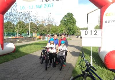 «Zäme bewege» - Das Motto zum diesjährigen «langenthal.bewegt» ist gut angekommen. Bereits am ersten Tag sind zahlreiche Gruppen zum gemeinsamen Minuten-Sammeln im Event-Zentrum «Kreuzfeld» angetreten. Selbstverständlich sind aber auch Einzelpersonen und individuelle Bewegungs-Aktionen jederzeit willkommen. Das Resultat der ersten 5 Stunden von «langenthal.bewegt» 2017 = 23'754 Bewegungsminuten. Zum Resultat vom Vorjahr fehlen somit noch rund 180'000 Minuten. Das schaffen wir!

Gruppen-Selfies finden Beachtung - Die Idee, von jeder Gruppe beim Antreten ein Foto zu schiessen und auf einen Grossbildschirm zu laden, kommt bei den Leuten gut an. Immer wieder werden die endlos abgespielten Bilder betrachtet und natürlich nehmen alle registrierten Gruppen am speziellen Wettbewerb teil.

Als erste unterwegs  Bereits am Vormittag ist die Klasse von Lehrer Hans Hofer zu einer ausgiebigen Bike-Tour gestartet. 24 Schüler/innen und ihr Lehrer waren zusammen viereinhalb Stunden unterwegs und haben so als Gruppe fast 7'000 Bewegungsminuten gesammelt. Bravo!

Aktive Stadtregierung  5 von 7 Gemeinderäten sind am späten Nachmittag auf den Fuss-Trail gegangen. Mit dabei Stadtpräsident, Vizestadtpräsident und  eigentlich fast von Amtes wegen  die Sportministerin. Während einer guten Stunde haben auch die Magistraten mit Bewegungsminuten zum Ergebnis beigetragen.

Die «wilden» Biker aus Aarwangen  Alle Jahre dabei sind auch die sportlichen Fahrer des Bike-Teams Muemetu. Mit ihren Hightech-Bikes und im einheitlichen Renndress waren sie bereits am ersten Tag nicht nur schnell, sondern auch lang unterwegs.

Qi Gong und Tai Chi Chuen  Völlig neue Bewegungsgefühle vermittelt Ralph Juchli mit seinen fernöstlichen Bewegungskünsten. Erfreulich viele Interessierte liessen sich von ihm in die Geheimnisse dieser hierzulande noch wenig bekannten Bewegungsformen einweihen. Aktiv mit dabei sogar die Berichterstatterin des «Tägus»; da sind wir gespannt auf die Live-Reportage.

Beliebte Angebote  Nach wie vor erleben die wiederum abwechslungsreich ausgeschilderten Trails für Läufer, Jogger, Walker und Wanderer einen guten Zuspruch. Immer mehr Leute sind aber auch per Bike unterwegs. Und auf dem «Kreuzfeld» selber wird natürlich  wie überall, wenn der Nachwuchs dabei ist  eifrig Fussball gespielt. Die Streetsoccer-Anlage ist jedenfalls permanent besetzt.

Die grössten Gruppen am ersten Tag waren die Boys vom Schülertraining der LVL mit über 30 Teilnehmenden, gleich zwei Junioren-Teams des FCL, die Radfahrergruppe der Pro Senectute und natürlich die eingangs erwähnte Schulklasse von Hans Hofer.
