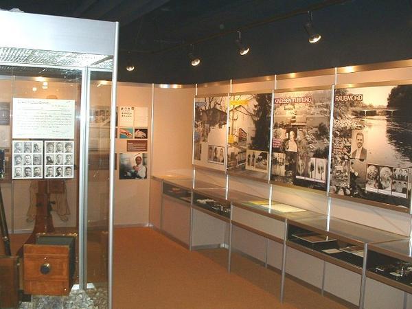 Einige besondere Kriminal- und Unfälle werden im Ausstellungsraum eindrücklich veranschaulicht. 
Vielen Dank an Herrn Woodtli für die Interessanten Ausführungen und die Bereitschaft, den Besuchern aus Stein die Arbeit der Kantonspolizei näher zu bringen.

