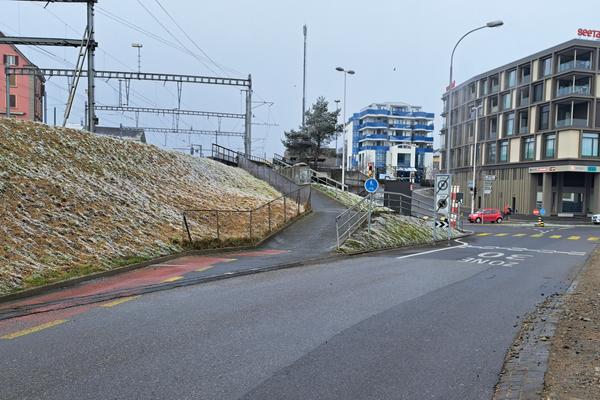 Eine Kreuzung mit Veloüberführung.