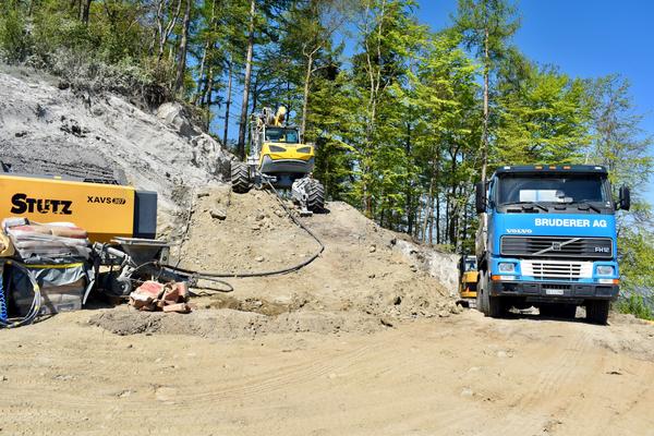 Meter für Meter graben sich die schweren Maschinen in den Steilhang