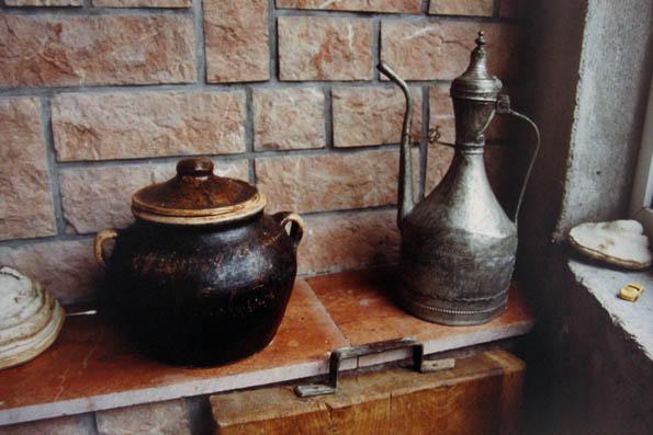 Staro posuðe koje je korišteno prije 100 godina.
Altes Geschirr, das vor 100 Jahren gebraucht wurde.
