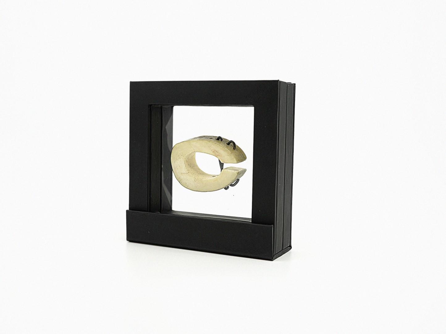 Werktitel: Ring aus Corona-Kollektion 2020
Knochen, Steine, Metalle oder Horn in einen neuen Kontext zu bringen, ist die Aussage meiner Kunst. Sie soll eine Persönlichkeit unterstützen und sie beim Tragen der Schmuckstücke beflügeln sowie begleiten. 
Kunst ist für mich Visionen oder Ideen beim Betrachten und Befühlen von Materialien zu verbinden und sie in tragbare Objekte umzusetzen. 