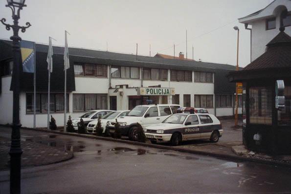 Policijska uprava Kalesija u kojoj bih volio da radim.
Polizeiposten in Kalesija, wo ich gerne mal arbeiten möchte.