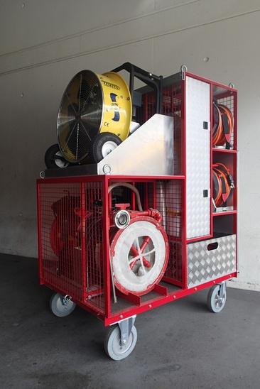 Breite: 860mm
Länge: 1230mm
Höhe: 1670mm
Gewicht 340 kg

Beladung:
1 Elektrolüfter 220 Volt "Tempest" (Stufenlos)
1 Schaumlösch- und Lüftungsgerät "Auer"
3 Saugluten
2 Adapterringe zu Luten
1 Leichtschaumaufsatz
3 Spannbänder zu Luten
1 Spannband zu Elektrolüfter
1 Satz Plastikluten
1 Kabelrolle 25m, 380 Volt
1 Kabelrollen 50m, 220 Volt
1 Satz Verlängerungskabel und Adapter