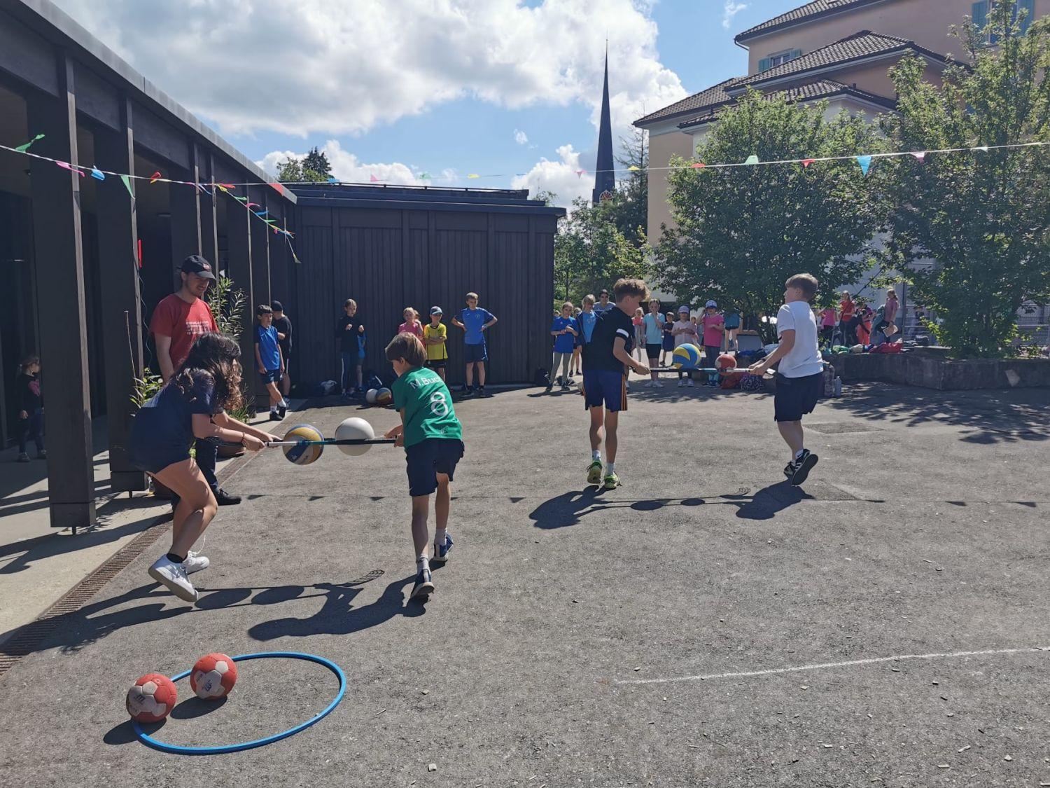Sportlich aktive Kinder im Bündtmättli bei prächtigem Sommerwetter