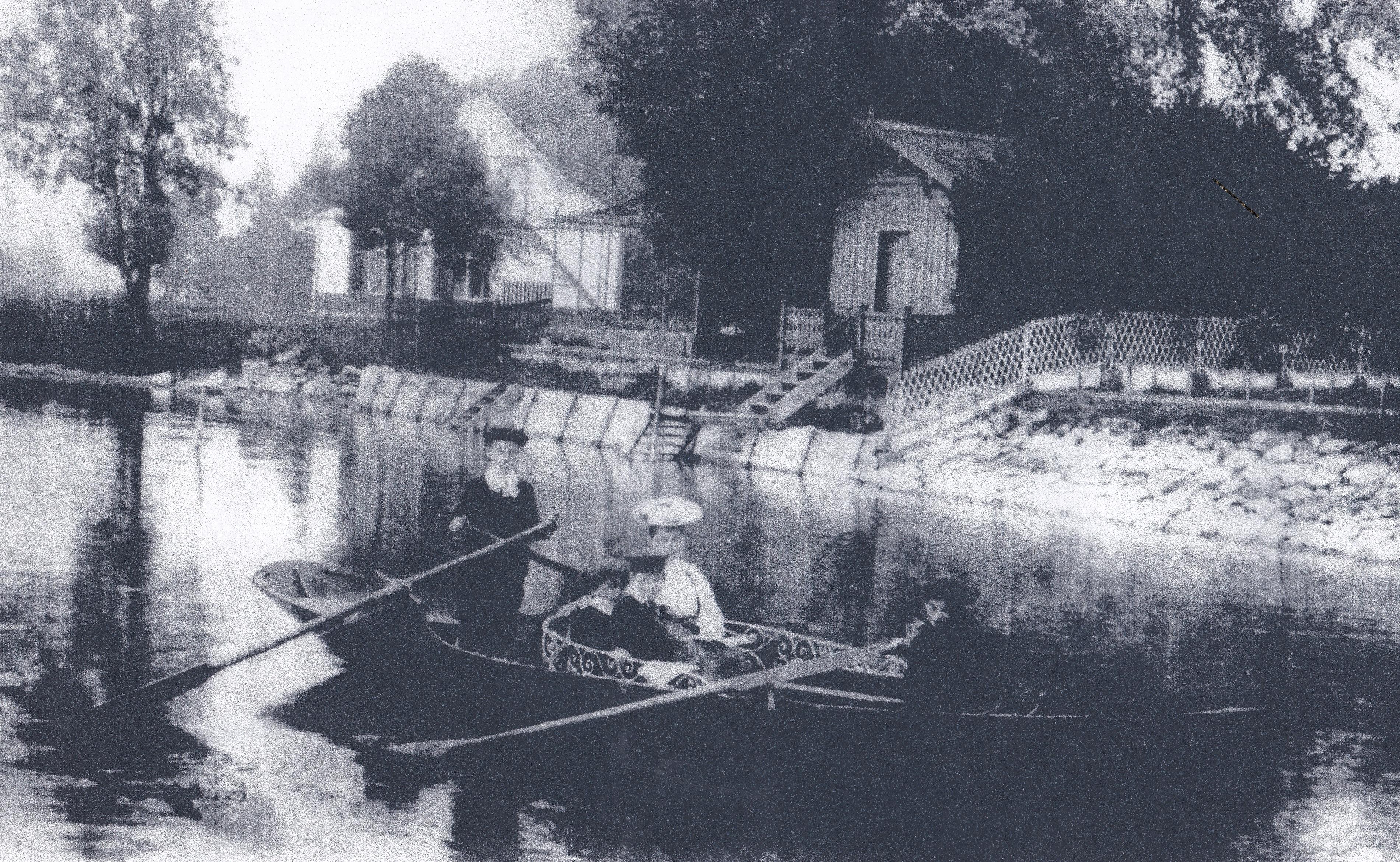 Im Sommer unternahmen die Schlossbewohner auch gerne mal einen Ausflug aufs Wasser, selbstverständlich in standesgemässer Kleidung.