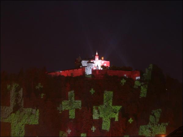 Le château de Gruyères aux couleurs suisses