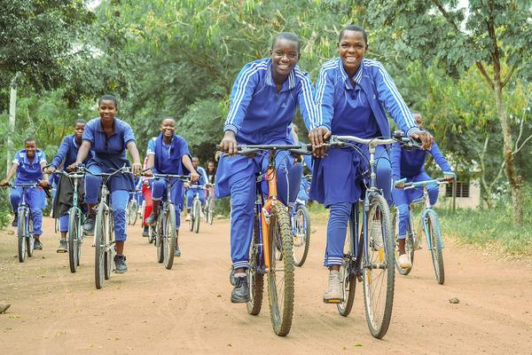 Velofahrende Kinder in Afrika