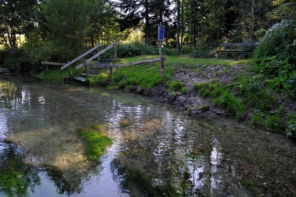 Ein Bild, dass die Kneippstelle am Oeschbach in Recherswil zeigt.