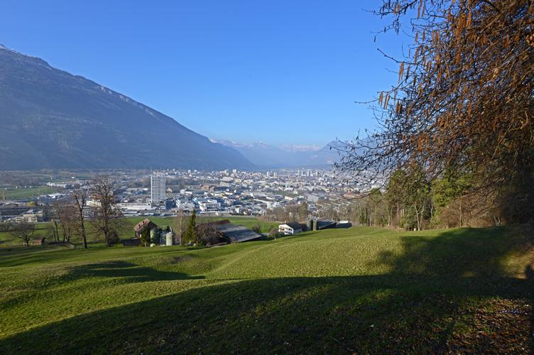Blick vom Foral aus über die Stadt Rheintal abwärts.