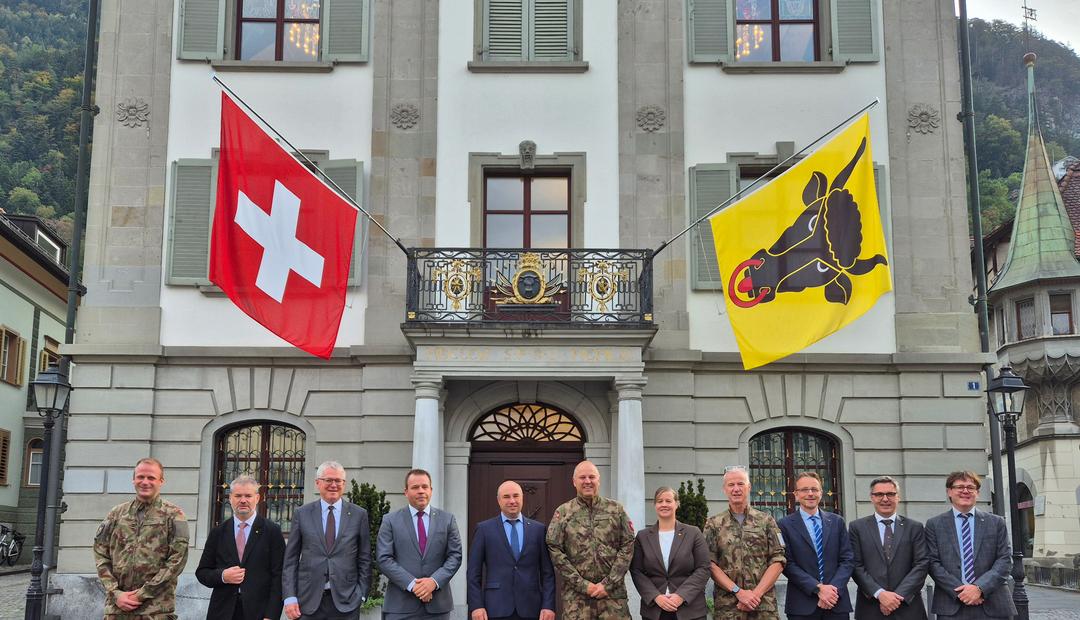 Gruppenbild der Delegation des Chefs der Armee, Benedikt Roos (Mitte), mit den Mitgliedern des Regierungsrats vor dem Rathaus. 