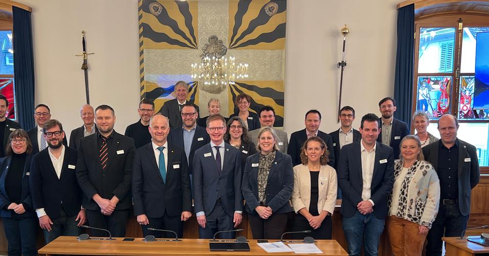 Die Vertreterinnen und Vertreter der Kantonsparlamente von Zürich und Uri beim Gruppenbild im Land-ratssaal. Die Delegationen standen unter der Leitung von Kantonsratspräsident des Kantons Zürich, Beat Habegger, und Landratspräsident des Kantons Uri, Ruedi Cathry (vorne, Mitte). 