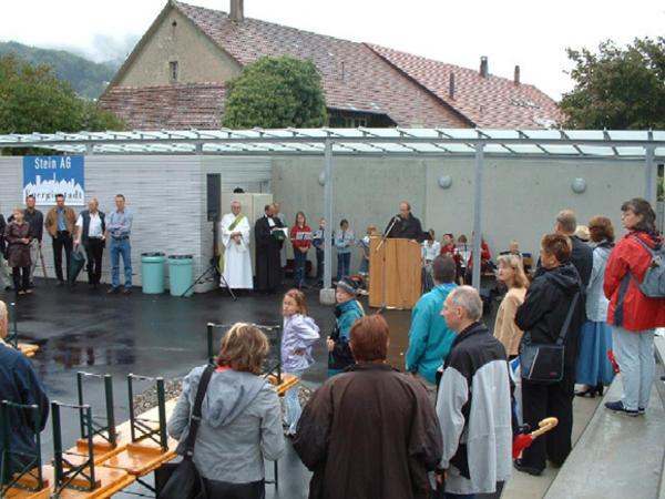 Am 30. August 2003 fand die Einweihungsfeier für den neuen Dreifachkindergarten statt.
