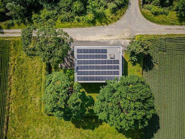 Vogelperspektive der Photovoltaikanlage Kreuzester in Villmergen